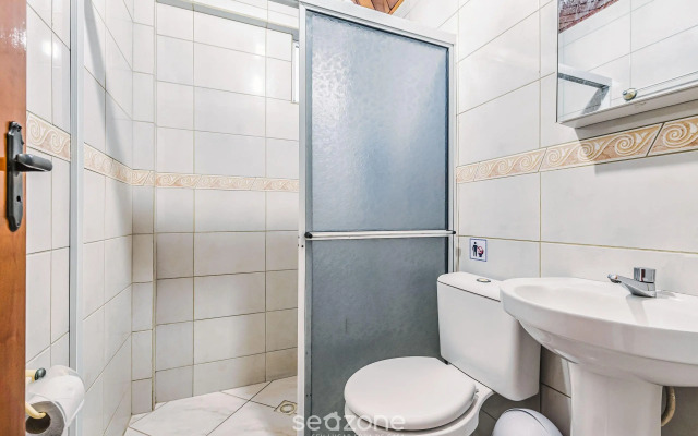 Apto c/varanda a 3min da praia de Bombas FDL103