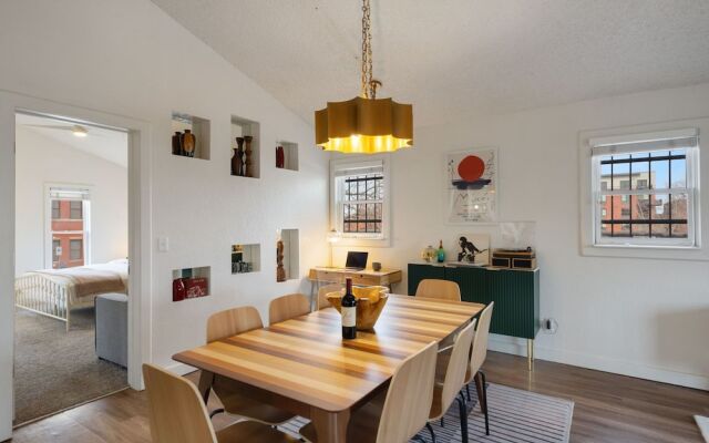 Pine Street Loft –Just steps from Old Town Square!