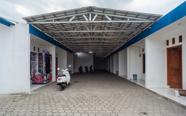 RedDoorz Syariah Plus near Jatiwarna Toll Gate