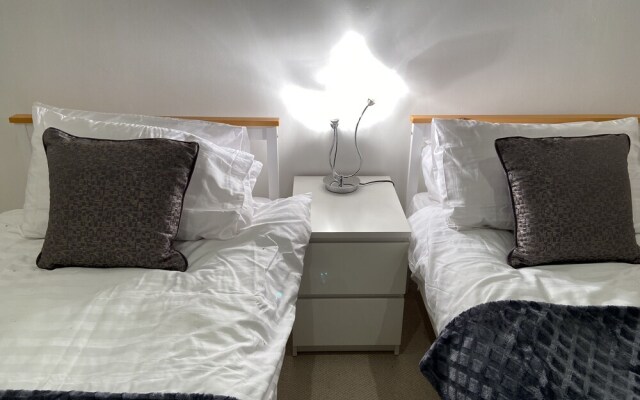 Royal Oak Apartment in Manchester Central Location