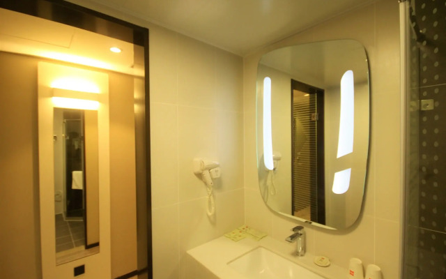 ibis Shenyang north station