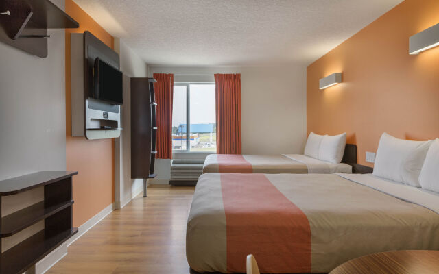 Motel 6 Airdrie, AB