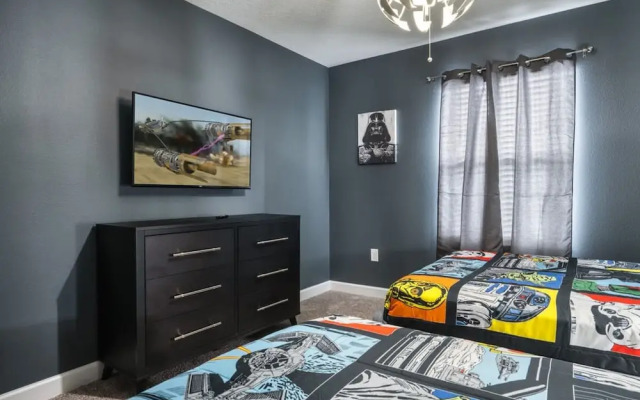 Stunning Themed Home Private Pool Ideal Location