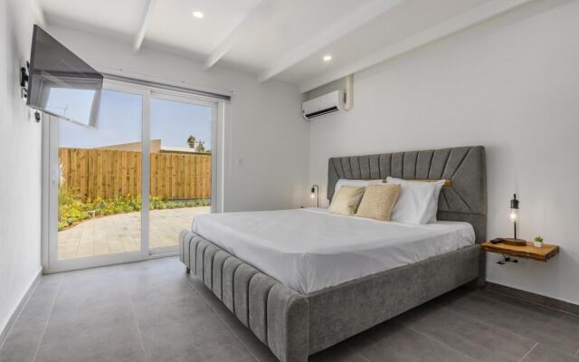 Luxurious Oasis Mins to Beach King Beds Pool