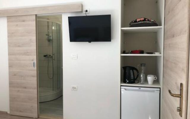 Apartments & Rooms Nardin