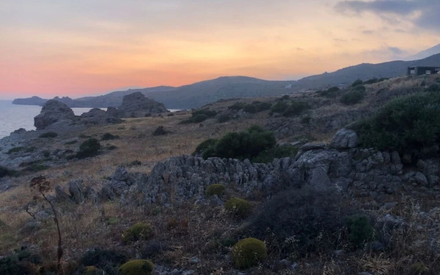 Villa Alati - Seafront Villa With Swimming Pool