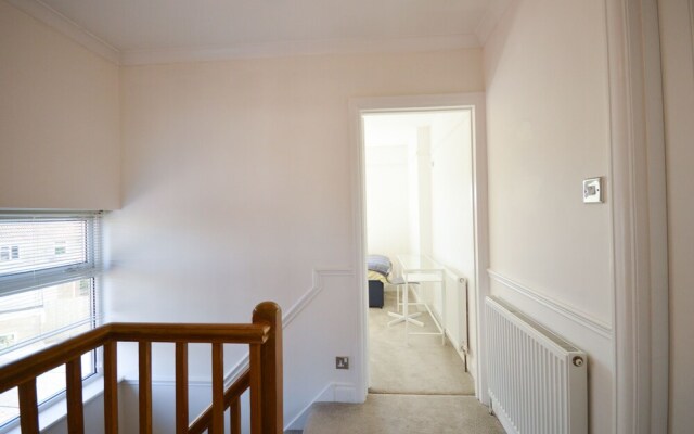 Fantastic 4 Bedroom House In Bath With Garden