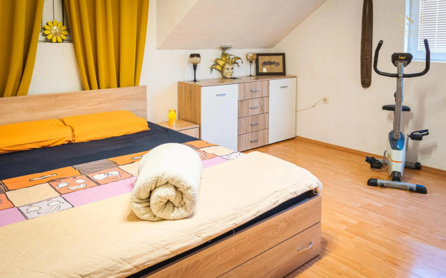 Apartment Stephanie Orange