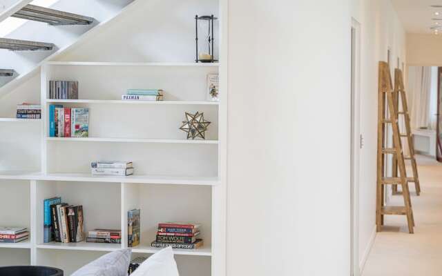 JOIVY Stunning 5-Bed Boathouse On The River Thames