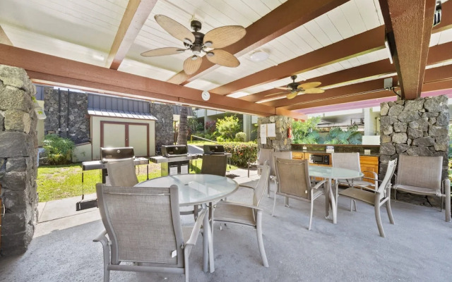 Honu Hale Minutes Away From the Beach!