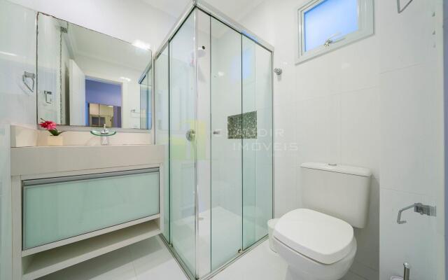 303M - Luxuoso apartamento poucos metros do mar em Bombas