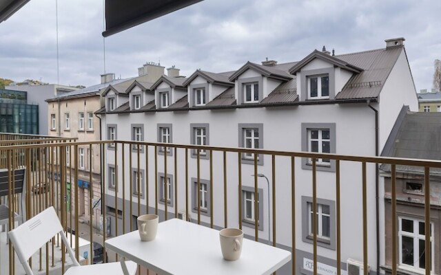 Spring Flowers Apartment by Renters