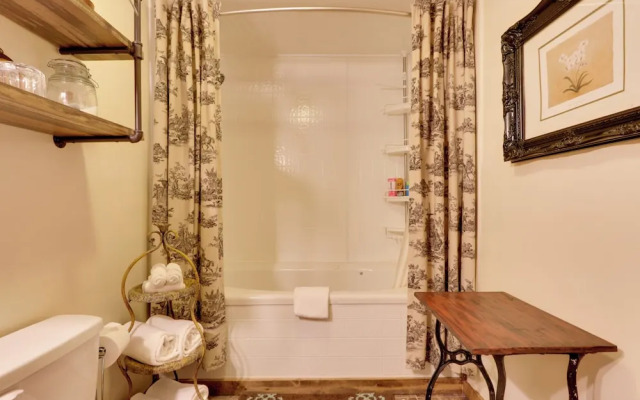 Riverfront Couple's Retreat in Smoky Mountains!