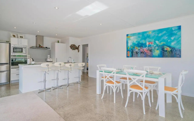 Rose's Beach Pad - Matarangi Holiday Home