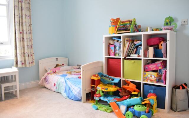 Modern Family Home Near Wimbledon With Garden
