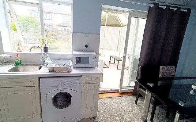 Cozy 3-Bed Family Home with Free Parking