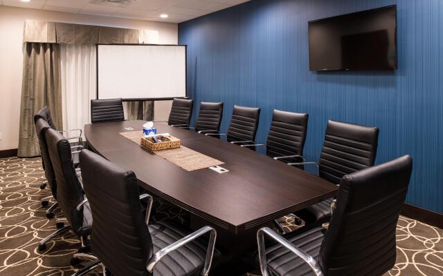 Holiday Inn Express & Suites Bakersfield Airport by IHG