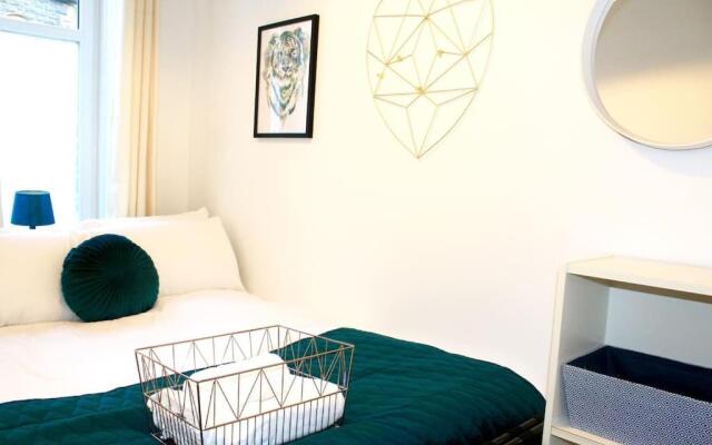 Flat 12A - Central, modern, bright apartment with free wifi