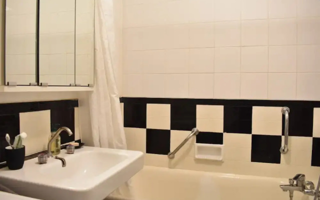 Top Floor 1 Bedroom Apartment Near Gare de Lyon