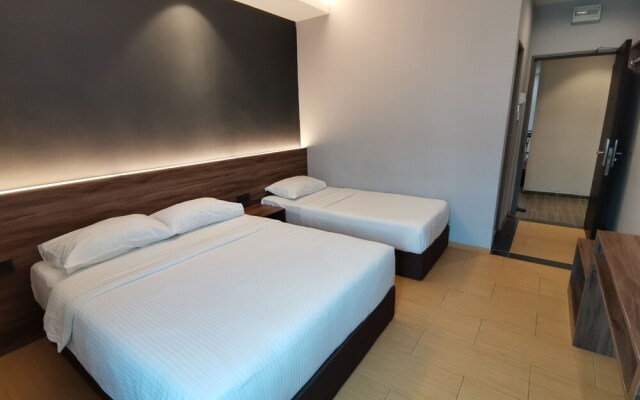 OYO 89443 Lumut Hotel