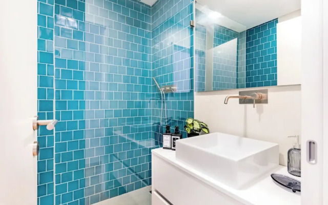 Oeiras Spacious and Coastal Flat