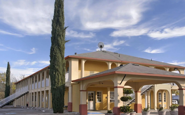 Upper Lake Inn and Suites