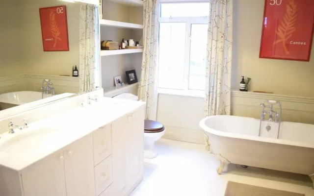 Shepherd'S Bush 2 Bedroom Home