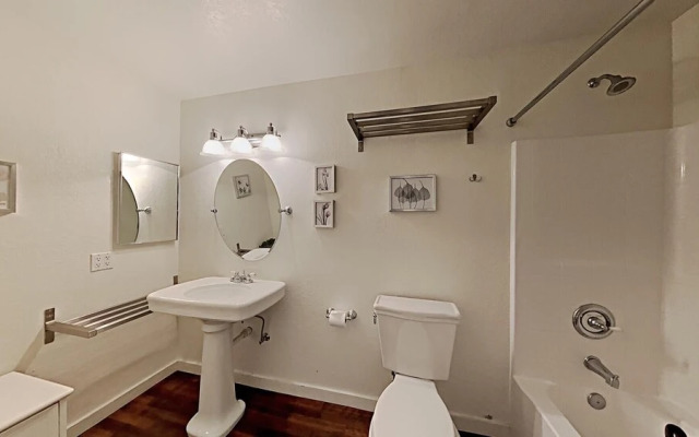 Spacious 2 Bedroom Home with Pool, 3 Hot Tubs, Sauna! by RedAwning