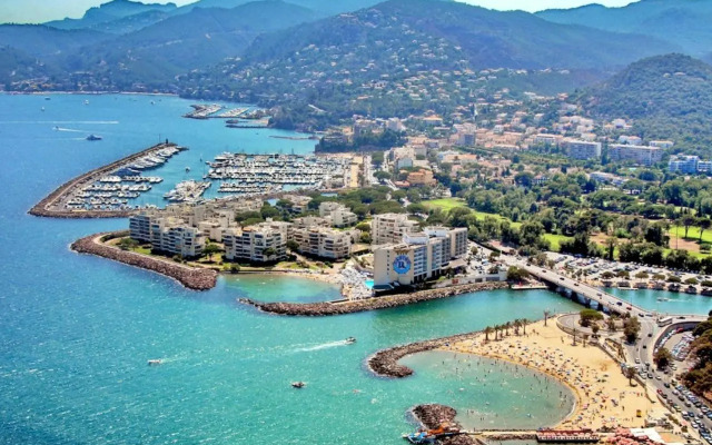 Garden and beach sea view apartment Cannes