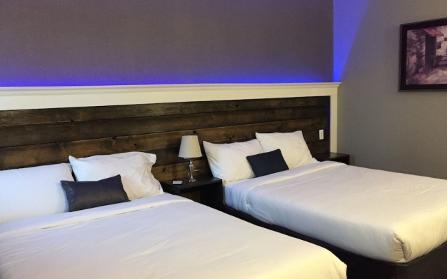 Greenside motel