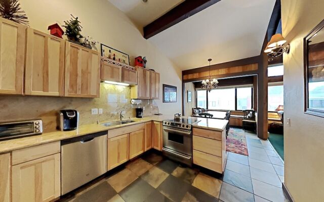 Upgraded 4 Bedrooms at 1849 Condos - Slopeside To Skiing & Mountain Biking