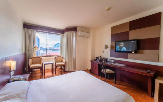 Capital O 1735 Adika Bahtera Hotel