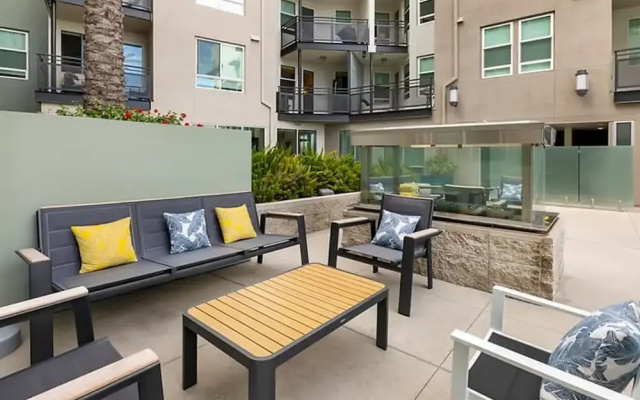 Beautiful 1 BR in LA Gym Pool 10mins to Cedar
