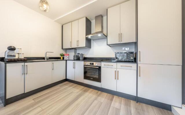 Ashview 2 - Heathrow - Thorpe Park - Free Parking
