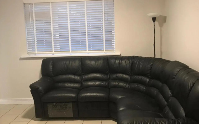 Cheerful 4 bedroom town house with bbq,
