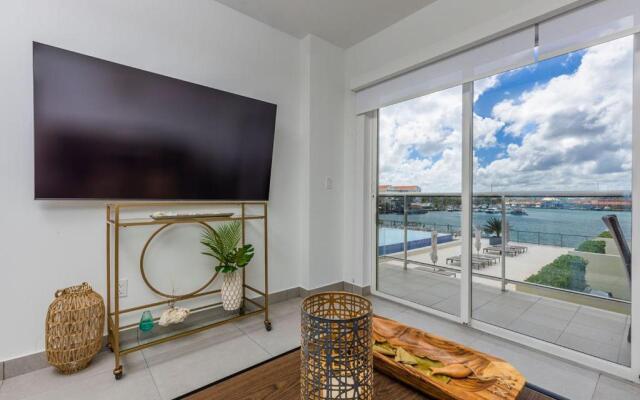 Breathtaking 2 Bedroom Apartment with Harbor View
