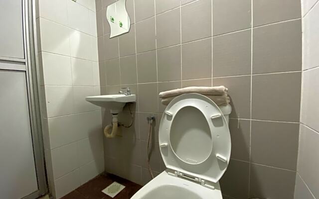 OYO 89760 Harmoni Inn Hotel