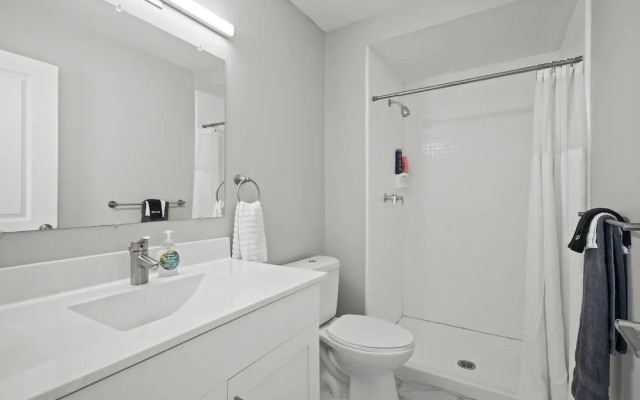 Spacious 2BR 2BA Apartment in the City