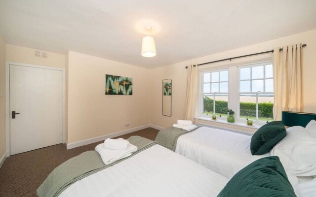 Clubhouse Cottage - Stylish 2 bed pet Friendly