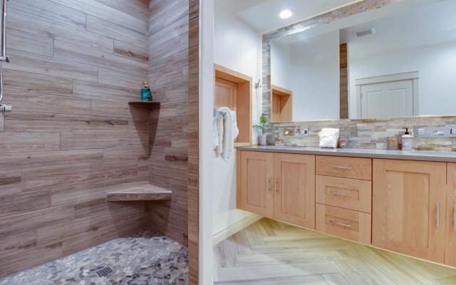 Rooftop Deck Walk to River Downtown Fire pit