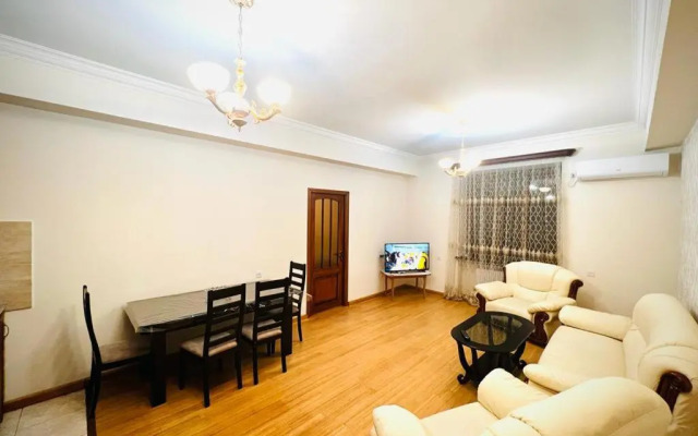 New Luxury 2 Bedroom + Balcony By Republic Square