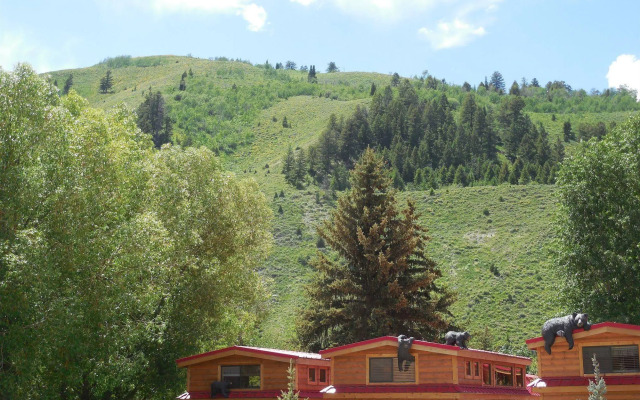 Snake River Cabin Village