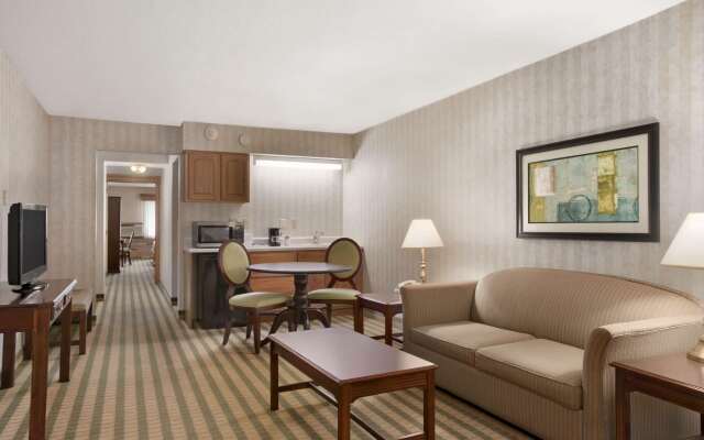 Ramada by Wyndham Saginaw Hotel & Suites