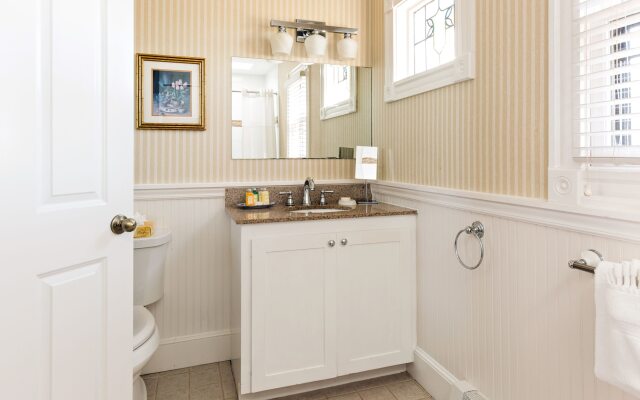 Crowne Pointe Historic Inn & Spa - Adults Only