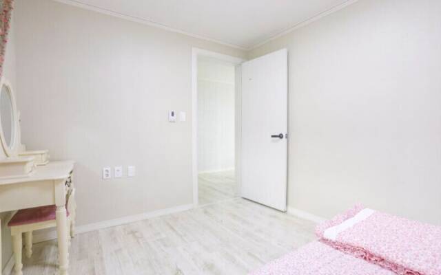 Nonsan Lake and Sunset Pension