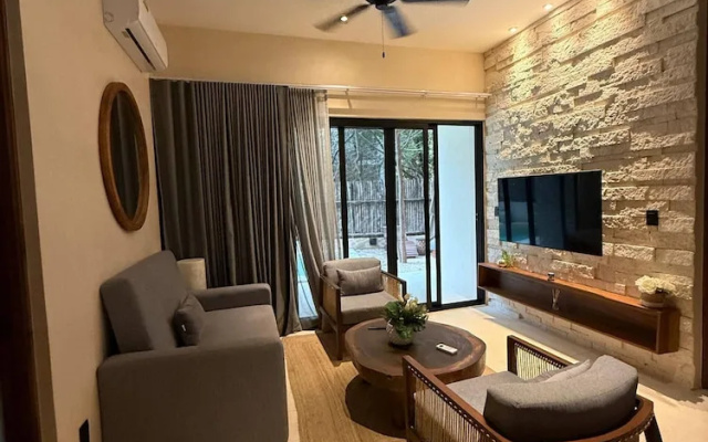 Great 3 Bedroom Apartment and Private Pool!