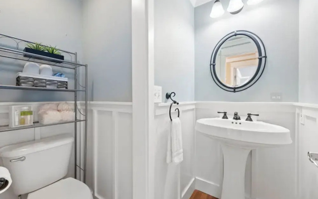 Renton Lakeside Oasis, Lakeview, 4B 2.5B, Spacious