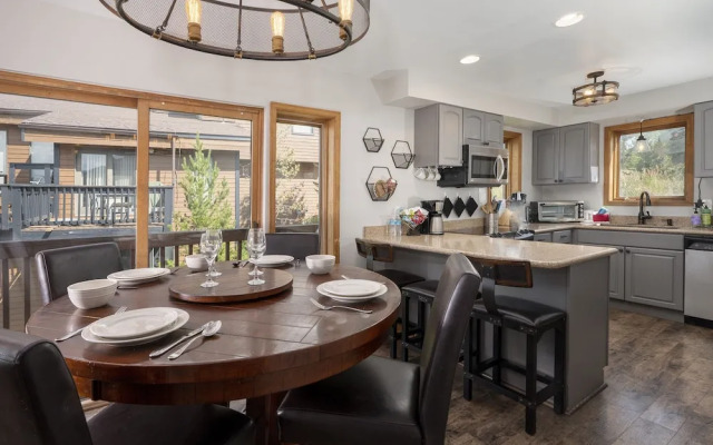 Wapiti 4 Bedroom Duplex by RedAwning