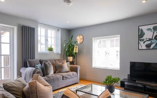 Modern Luxury Apartment In The Heart of Henley