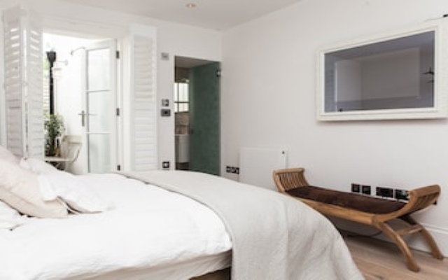 Stylish 2 Bedroom Garden Apartment in Notting Hill